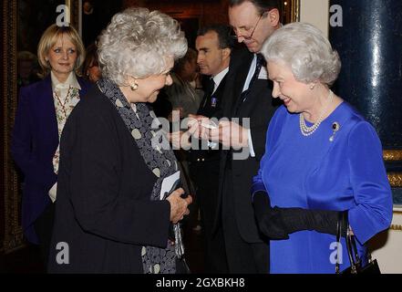 La Regina Elisabetta II della Gran Bretagna parla con l'attrice Dame Joan Plowright alla reception e al pranzo per le donne Achievers tenuto a Buckingham Palace a Londra. Foto Stock