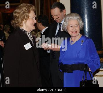 La regina britannica Elizabeth II parla con la cantante lirica Dame Joan Sutherland alla reception e al pranzo per le donne Achievers tenuto a Buckingham Palace a Londra . Foto Stock