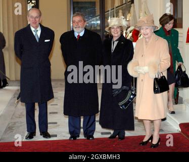 Il Presidente della Repubblica Federativa del Brasile Luiz Inacio Lula da Silva e sua moglie Senhora Marisa Leticia Lula da Silva con la Regina Elisabetta II e il Principe Filippo, Duca di Edimburgo, arrivano a pranzo a Buckingham Palace durante la loro visita di Stato nel Regno Unito il 7 marzo 2006. Anwar Hussein/allactiondigital.com Foto Stock