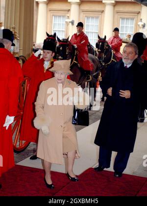 Il Presidente della Repubblica Federativa del Brasile Luiz Inacio Lula da Silva e sua moglie Senhora Marisa Leticia Lula da Silva con la Regina Elisabetta II e il Principe Filippo, Duca di Edimburgo, arrivano a pranzo a Buckingham Palace durante la loro visita di Stato nel Regno Unito il 7 marzo 2006. Anwar Hussein/allactiondigital.com Foto Stock