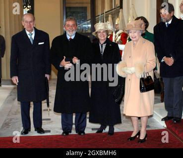 Il Presidente della Repubblica Federativa del Brasile Luiz Inacio Lula da Silva e sua moglie Senhora Marisa Leticia Lula da Silva con la Regina Elisabetta II e il Principe Filippo, Duca di Edimburgo, arrivano a pranzo a Buckingham Palace durante la loro visita di Stato nel Regno Unito il 7 marzo 2006. Anwar Hussein/allactiondigital.com Foto Stock