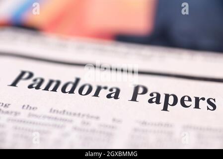 I Pandora Papers hanno scritto il giornale in primo piano girato al testo. Foto Stock