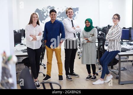 ritratto di un team di sviluppatori software di aziende di livello multietnico che si è entusiasmato e guarda la fotocamera in un moderno ufficio di startup Foto Stock