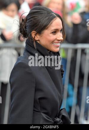 Meghan Markle sorride durante una passeggiata con il Principe Harry al Castello di Cardiff in Galles il 18 gennaio 2018 Foto Stock