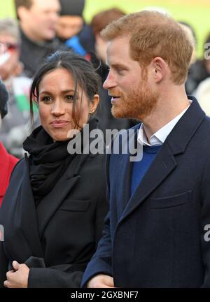 Il Principe Harry e Meghan Markle incontrano il pubblico mentre visitano il Castello di Cardiff in Galles il 18 gennaio 2018 Foto Stock