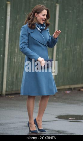 Catherine, Duchessa di Cambridge, indossando un cappotto Sportmax blu, visita la Roe Green Junior School di Londra il 23 gennaio 2018. Foto Stock