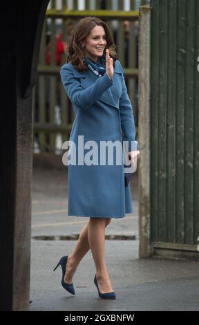 Catherine, Duchessa di Cambridge, indossando un cappotto Sportmax blu, visita la Roe Green Junior School di Londra il 23 gennaio 2018. Foto Stock