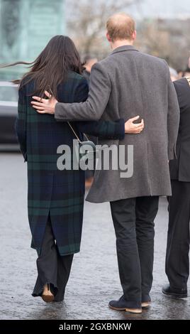 Il Principe Harry e Meghan Markle si tengono l'un l'altro durante una passeggiata al Castello di Edimburgo durante la prima visita ufficiale della coppia in Scozia il 13 febbraio 2018. Foto Stock