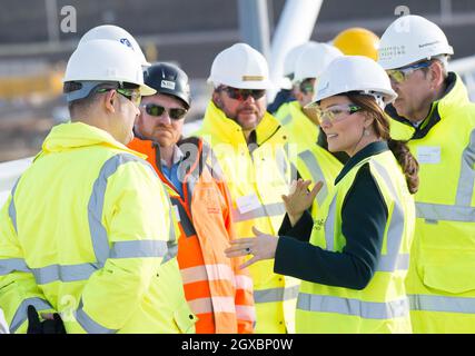 Catherine, Duchessa di Cambridge, indossa un elmetto, un giubbotto ad alta visibilità e occhiali di sicurezza mentre incontra i lavoratori edili sul nuovo ponte Northern spire sul River Wear a Sunderland il 21 febbraio 2018. Foto Stock