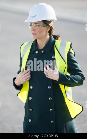 Catherine, Duchessa di Cambridge, indossa un elmetto, un giubbotto ad alta visibilità e occhiali di sicurezza mentre visita il nuovo ponte Northern spire sul fiume Wear a Sunderland il 21 febbraio 2018. Foto Stock