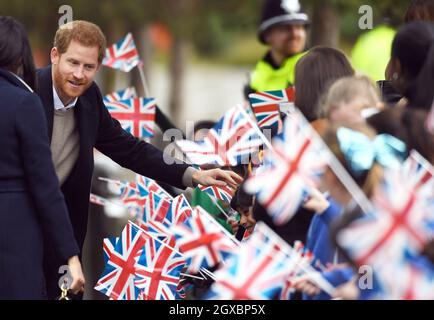 Meghan Markle e Prince Harry chiacchierano con i bambini durante una passeggiata al Millennium Point di Birmingham il 08 marzo 2018. Foto Stock