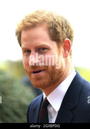 Prince Harry visita il Museo dell'Armata che volava nel Middle Wallop, Hampshire per presentare Wings ai laureati il 16 marzo 2018. Foto Stock