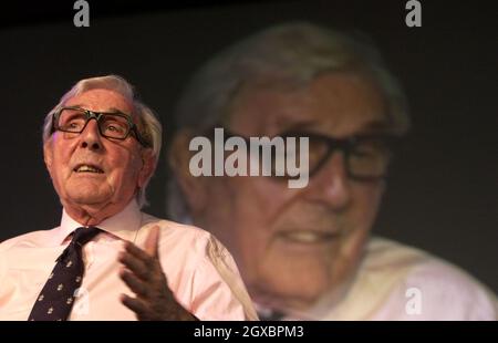 Il comico Eric Sykes parla al Festival letterario di Hay. Foto Stock