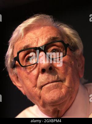 Il comico Eric Sykes parla al Festival letterario di Hay. Foto Stock