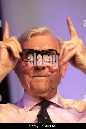 Il comico Eric Sykes parla al Festival letterario di Hay. Foto Stock