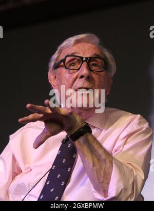 Il comico Eric Sykes parla al Festival letterario di Hay. Foto Stock