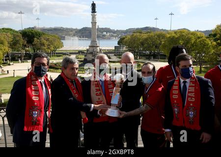 Lisbona, Portogallo. 4 ottobre 2021. Il presidente portoghese Marcelo Rebelo de Sousa (3° L) si presenta con il trofeo per una foto durante la cerimonia di benvenuto per la squadra nazionale del Futsal che ha vinto la Coppa del mondo FIFA Futsal 2021 al Palazzo di Belem a Lisbona, Portogallo, 4 ottobre 2021. Credit: Pedro Fiuza/Xinhua/Alamy Live News Foto Stock