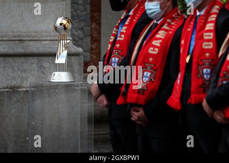 Lisbona, Portogallo. 4 ottobre 2021. Il trofeo della Coppa del mondo FIFA Futsal è stato celebrato durante la cerimonia di benvenuto per la squadra portoghese Futsal che ha vinto la Coppa del mondo FIFA Futsal 2021 al Belem Palace di Lisbona, Portogallo, 4 ottobre 2021. Credit: Pedro Fiuza/Xinhua/Alamy Live News Foto Stock