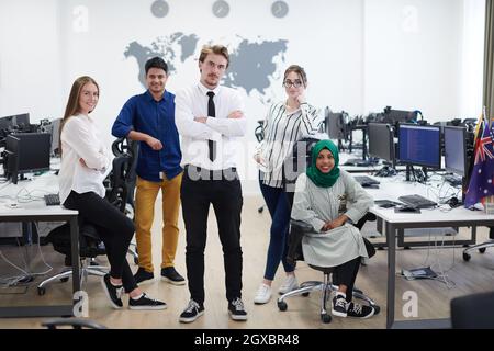 ritratto di un team di sviluppatori software di aziende di livello multietnico che si è entusiasmato e guarda la fotocamera in un moderno ufficio di startup Foto Stock
