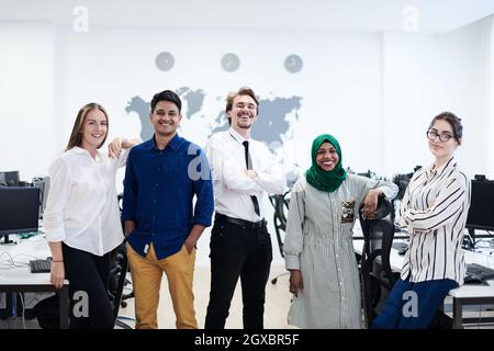 ritratto di un team di sviluppatori software di aziende di livello multietnico che si è entusiasmato e guarda la fotocamera in un moderno ufficio di startup Foto Stock