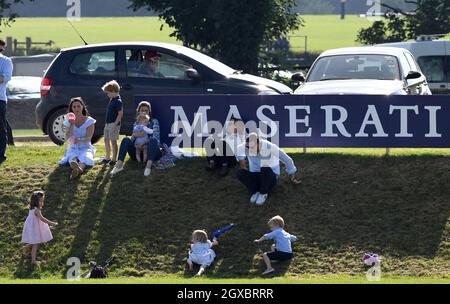 Catherine, Duchessa di Cambridge si rilassa su una banca d'erba con la Principessa Charlotte di Cambridge, il Principe Giorgio di Cambridge e gli amici durante la Maserati Royal Charity Polo al Beaufort Polo Club vicino a Tetbury il 10 giugno 20)8. Foto Stock