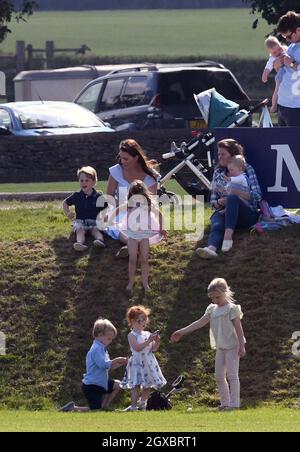 Catherine, Duchessa di Cambridge, si rilassa su una riva di erba con la Principessa Charlotte di Cambridge e il Principe Giorgio di Cambridge durante la Maserati Royal Charity Polo al Beaufort Polo Club vicino a Tetbury il 10 giugno 2018. Foto Stock