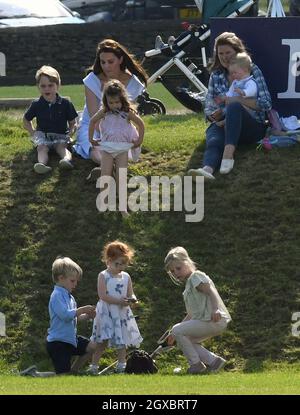 Catherine, Duchessa di Cambridge si rilassa su una banca d'erba con la Principessa Charlotte di Cambridge, il Principe Giorgio di Cambridge e gli amici durante la Maserati Royal Charity Polo al Beaufort Polo Club vicino a Tetbury il 10 giugno 20)8. Foto Stock