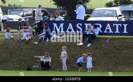 Catherine, Duchessa di Cambridge si rilassa su una banca d'erba con la Principessa Charlotte di Cambridge, il Principe Giorgio di Cambridge e gli amici durante la Maserati Royal Charity Polo al Beaufort Polo Club vicino a Tetbury il 10 giugno 20)8. Foto Stock