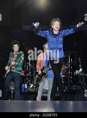 Ronnie Wood, Keith Richards e Mick Jagger of the Rolling Stones suonano sul palco al Principality Stadium di Cardiff il 15 giugno 2018 Foto Stock