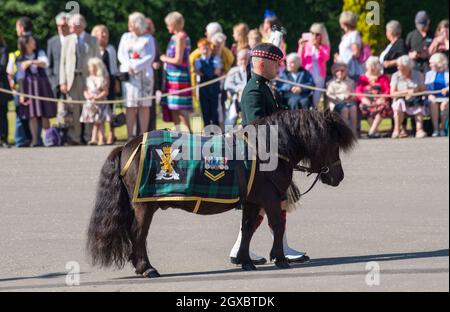 Balaklava Company, The Argyll and Sunderland Highlanders, 5° Battaglione il reggimento reale di Scozia e la loro mascotte ufficiale, un pony Shetland di nome Cruachan, prendono parte alla cerimonia delle chiavi a Holyroodhouse il 2 luglio 2018, Dove la Regina è simbolicamente offerto le chiavi per la città di Edimburgo dal Lord Provost. Foto Stock