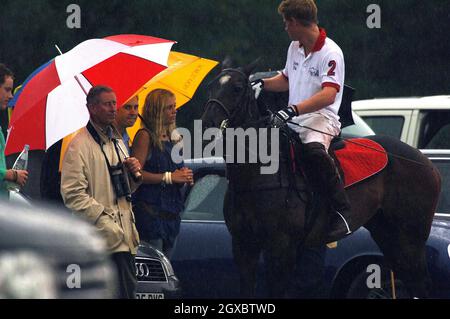 Il principe Harry corre per chiacchierare con la ragazza Chelsy Davy e il principe Charles, principe del Galles. Foto Stock