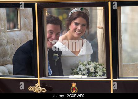 La principessa Eugenie di York e Jack Brooksbank si accavolgono alla folla dalla loro carrozza dopo la cerimonia nuziale alla Cappella di St. George nel Castello di Windsor il 12 ottobre 2018 Foto Stock