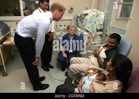 Il Principe William parla ai genitori che tengono i loro neonati nella nuova unità bambino Winnicott al St Mary's Hospital di Paddington il 20 settembre 2006 a Londra. Anwar Hussein/EMPICS Entertainment Foto Stock