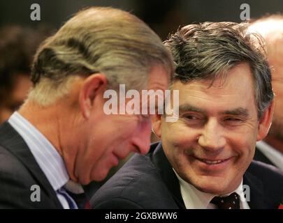 Il Principe Carlo, il Principe del Galles e il Cancelliere dello scacchiere britannico, Gordon Brown, durante un vertice sulla responsabilità sociale delle imprese tenutosi a Londra il 24 ottobre 2006. Anwar Hussein/EMPICS Entertainment Foto Stock