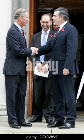 Il Principe Carlo, il Principe del Galles e il Cancelliere dello scacchiere britannico, Gordon Brown, durante un vertice sulla responsabilità sociale delle imprese tenutosi a Londra il 24 ottobre 2006. Anwar Hussein/EMPICS Entertainment Foto Stock