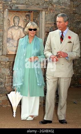 Principe Carlo, Principe di Galles e Camilla, Duchessa di Cornovaglia, indossando un tradizionale kameez shalwar, visita Jaulian, un sito archeologico patrimonio dell'umanità a Taxila vicino Islamabad, Pakistan. Foto Stock