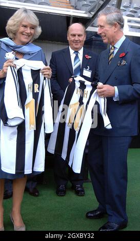 Il principe Carlo, Principe del Galles e Camilla, Duchessa della Cornovaglia vengono presentati con magliette Newcastle United dal presidente del club Freddy Shepherd durante una visita al St James' Park Ground del Newcastle United l'8 novembre 2006. Le coppie reali sono in un tour di due giorni del nord-est dell'Inghilterra. Anwar Hussein/EMPICS Entertainment Foto Stock