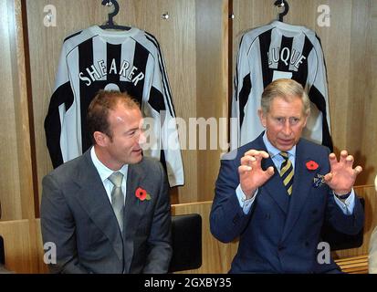 Prince Charles, Prince of Wales chiacchiera con l'ex-star del Newcastle Alan Shearer negli spogliatoi durante una visita al St James' Park Ground del Newcastle United l'8 novembre 2006. Le coppie reali sono in un tour di due giorni del nord-est dell'Inghilterra. Anwar Hussein/EMPICS Entertainment Foto Stock