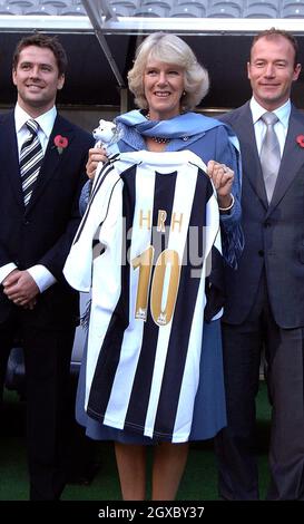Camilla, Duchessa di Cornovaglia, viene presentata con una maglietta Newcastle United e si posa con Michael Owen e Alan Shearer durante una visita al St James' Park Ground del Newcastle United l'8 novembre 2006. Le coppie reali sono in un tour di due giorni del nord-est dell'Inghilterra. Anwar Hussein/EMPICS Entertainment Foto Stock