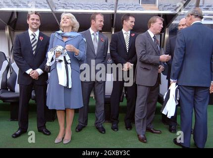 Il Principe Carlo, Principe del Galles e Camilla, Duchessa della Cornovaglia sono Uniti da (da sinistra a destra); Michael Owen, Alan Shearer, manager Glen Roeder, manager inglese Steve McClaren e presidente del club Freddy Shepherd durante una visita al St James' Park Ground del Newcastle United l'8 novembre 2006. Le coppie reali sono in un tour di due giorni del nord-est dell'Inghilterra. Anwar Hussein/EMPICS Entertainment Foto Stock