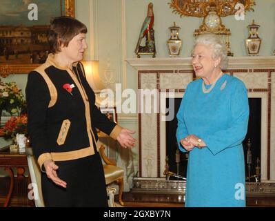 La Regina Elisabetta II incontra il primo ministro neozelandese, Helen Clark, a Buckingham Palace a Londra il 10 novembre 2006. Anwar Hussein/EMPICS Entertainment Foto Stock