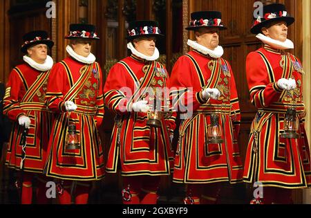 Yeoman Warders, o Beefeaters, si preparano per la ricerca cerimoniale nella Camera del Principe mentre la Regina Elisabetta II della Gran Bretagna si prepara ad affrontare l'apertura di Stato del Parlamento a Londra il 15 novembre 2006. Anwar Hussein/EMPICS Entertainment Foto Stock