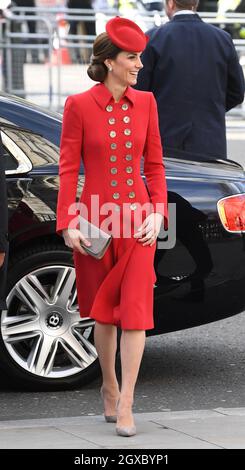 La Duchessa di Cambridge, con un cappotto rosso Catherine Walker, partecipa al servizio del Commonwealth Day presso l'abbazia di Westminster a Londra il 11 marzo 2019. Foto Stock