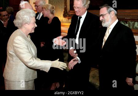 La regina Elisabetta II incontra il rabbino capo Sir Jonathan Sacks mentre frequenta un ricevimento al St James's Palace di Londra per celebrare il 350° anniversario della ricostituzione della comunità ebraica in Gran Bretagna il 28 novembre 2006. Anwar Hussein/EMPICS Entertainment Foto Stock