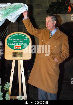 Il Principe Carlo, Principe di Galles svela una targa per celebrare il premio del villaggio ad Ashover l'8 dicembre 2006 nel Derbyshire, Inghilterra. Ashover fu Calor Village dell'anno nel 2005. Foto Stock