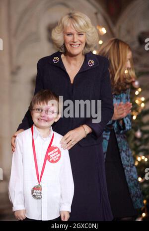 Camilla, Duchessa di Cornovaglia presenta medaglie alla cerimonia di premiazione Womans Own Children of Courage tenutasi a Westminster Abbey il 13 dicembre 2006 a Londra. Anwar Hussein/EMPICS Entertainment Foto Stock