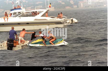 Diana, Principessa del Galles, indossando un costume da bagno, corre con il Principe Harry su una moto d'acqua nel gennaio 1996 al largo della costa del sud della Francia. Anwar Hussein/EMPICS Entertainment Foto Stock