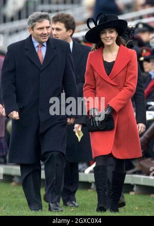 Kate Middleton, la ragazza del principe Guglielmo, partecipa alla Sovereign's Parade presso la Royal Military Academy Sandhurst per assistere alla Parata di passaggio il December15, 2006 a Sandhurst, Inghilterra. Anwar Hussein/EMPICS Entertainment Foto Stock