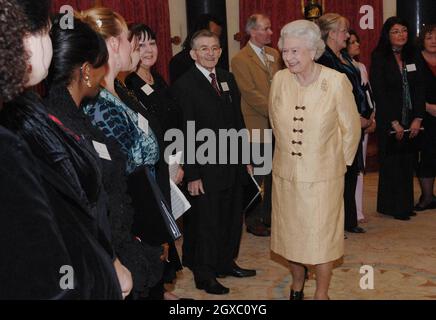 La regina Elisabetta II incontra i membri del coro Singing Estate presso una reception di Buckingham Palace per i migliori realizzatori del paese il 2006 dicembre a Londra, Inghilterra. Foto Stock