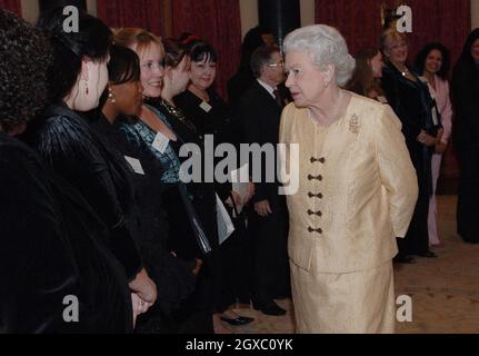 La regina Elisabetta II incontra i membri del coro Singing Estate presso una reception di Buckingham Palace per i migliori realizzatori del paese il 2006 dicembre a Londra, Inghilterra. Foto Stock